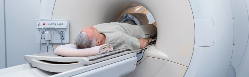 La risonanza magnetica è un esame diagnostico non invasivo che utilizza campi magnetici e onde radio per ottenere immagini dettagliate degli organi e tessuti del corpo. Evidenzia anomalie non visibili con altre metodiche, aiutando i medici nella diagnosi precisa di numerose patologie.